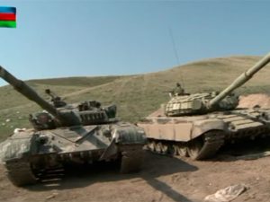 Düşməndən qənimət götürülmüş hərbi texnika Bakıya gətirilir
