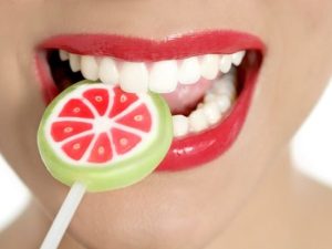image-colorful-lollypop-in-perfect-woman-teeth