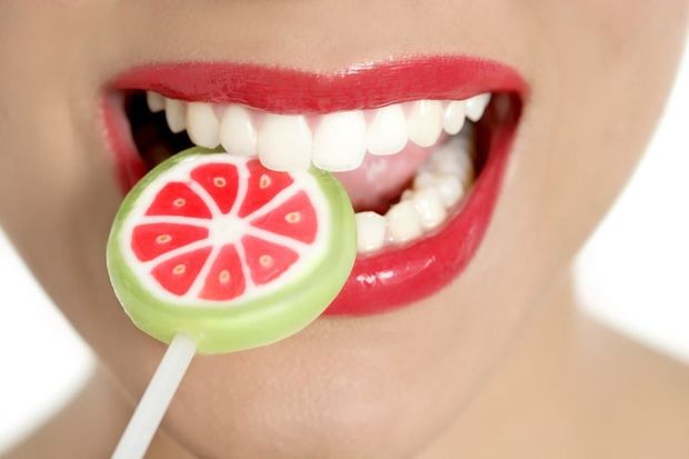 image-colorful-lollypop-in-perfect-woman-teeth