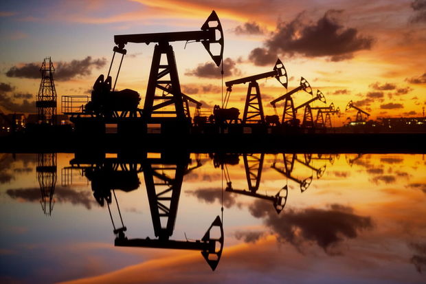 image-107065218-1653293244892-gettyimages-1323151704-oil-pumps-and-rig-at-sunset