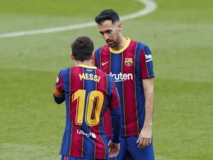 image-05-sergio-busquets-of-fc-barcelona-talking-with-10-leo-messi-of-fc-barcelona-during-spanish-la-liga-match-between-fc-barcelona-and-cadiz-cf-on-february-21-of-2021-barcelona-spain-photo-by-xavier-boni