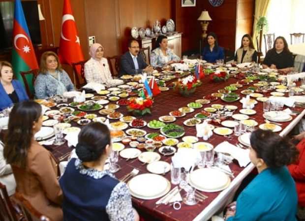 image-turkiyenin-azerbaycandaki-sefiri-milli-meclisin-xanim-deputatlarini-seher-yemeyine-devet-edibler-253365