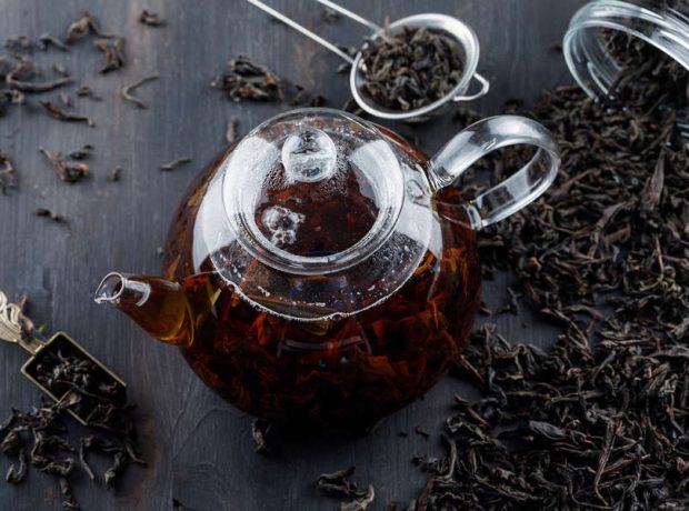 image-black-tea-with-dry-tea-teapot-wooden-surface-pic_32ratio_900x600-900x600-97357