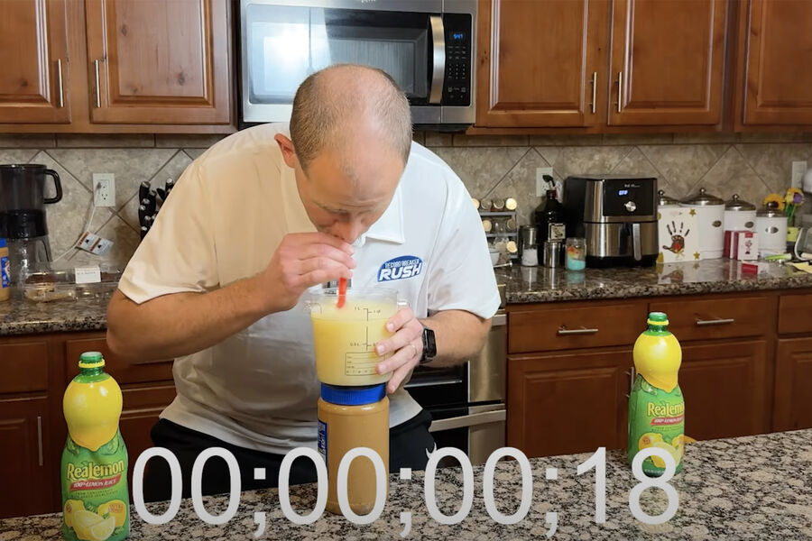 Amerikalı rekord müddətdə bir litr limon suyu içib