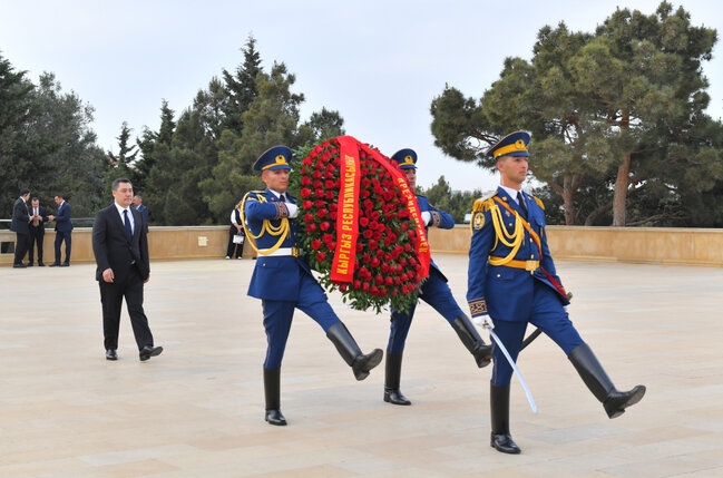 Qırğızıstan Prezidenti Şəhidlər xiyabanını ziyarət edib – FOTO