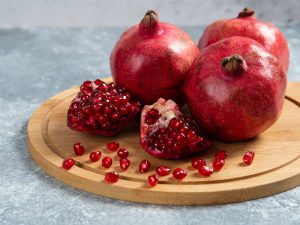 image-sliced-ripe-pomegranate-wooden-board-pic_32ratio_900x600-900x600-31204