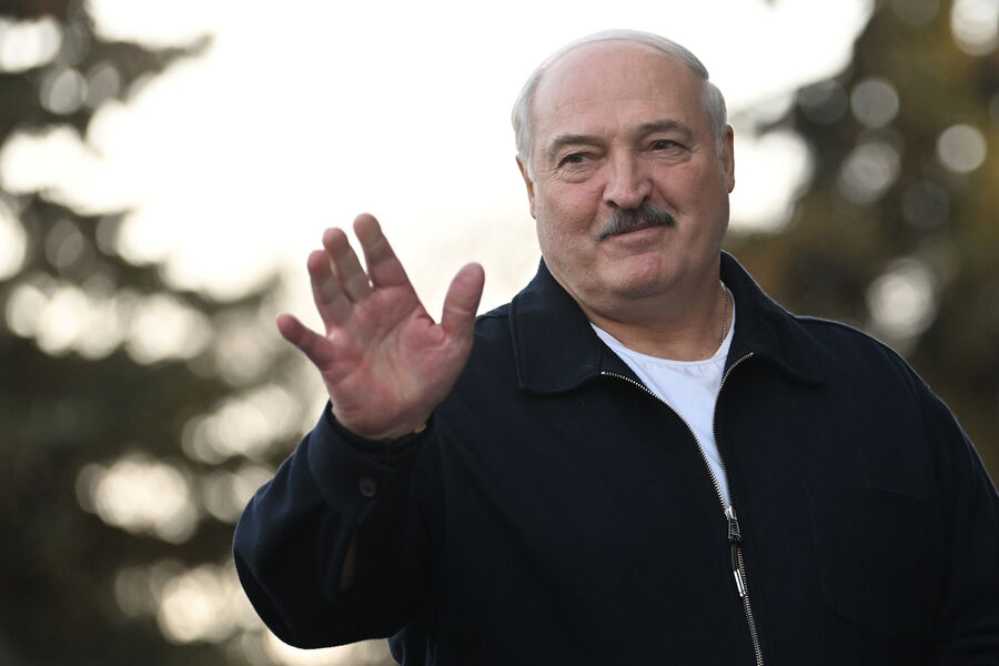 Lukaşenko: Olimpiadaya neytral statusda gedirsənsə, “onların üzünə yumruq vur”