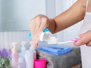 image-young-woman-brushing-teeth-pic_32ratio_900x600-900x600-36503