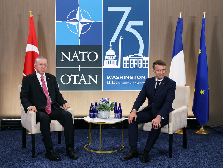 image-cumhurbaskani-erdogan-fransa-cumhurbaskani-macron-ile-bir-araya-geldi