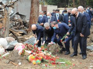 Əli Əhmədov Gəncəyə raket atılan yerə getdi – Fotolar