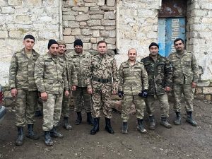Hacı Nuran Hüseynov əsgərlərlə döyüş bölgəsində