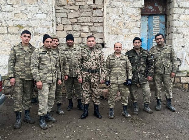 Hacı Nuran Hüseynov əsgərlərlə döyüş bölgəsində