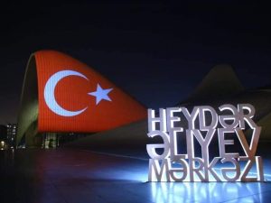 Heydər Əliyev Mərkəzi və Bakı Olimpiya Stadionu Türkiyə bayrağına büründü – FOTOLAR