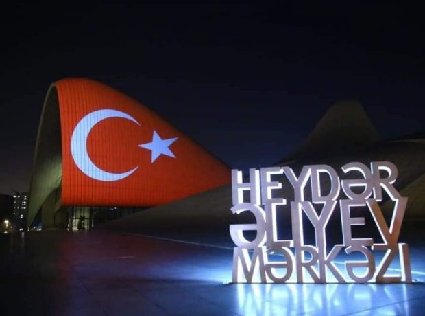 Heydər Əliyev Mərkəzi və Bakı Olimpiya Stadionu Türkiyə bayrağına büründü – FOTOLAR