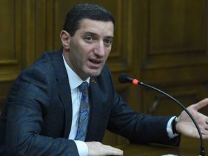 Erməni deputat: “Ordumuzun silahı, forması və yeməyi yoxdur”