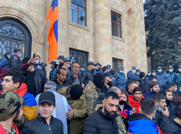 Ermənistanda etirazçılar Qarabağ razılaşmasının pozulmasını TƏLƏB EDİR