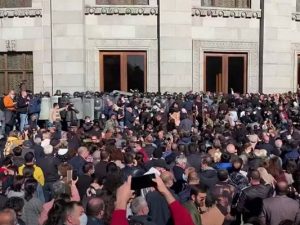 Etirazçılar istefa ilə bağlı Paşinyana vaxt qoydu