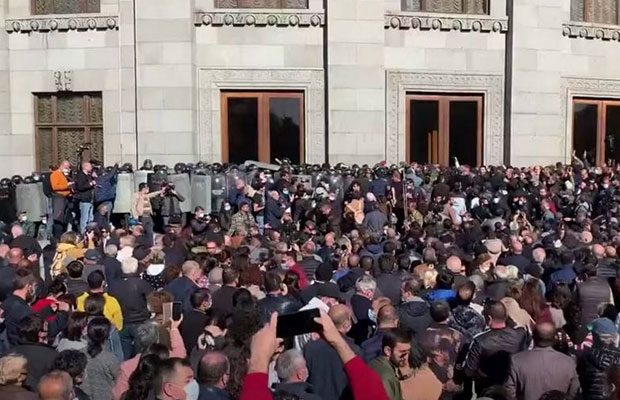 Etirazçılar istefa ilə bağlı Paşinyana vaxt qoydu