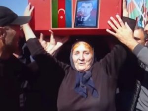 Övladının tabutunu başında daşıyan ana – Video