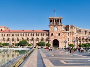 Yerevanda etirazçılar hökumət binasına girdi -VİDO