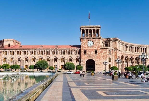 Yerevanda etirazçılar hökumət binasına girdi -VİDO