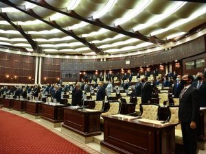 Parlamentdə şəhidlərin ruhu yad edildi