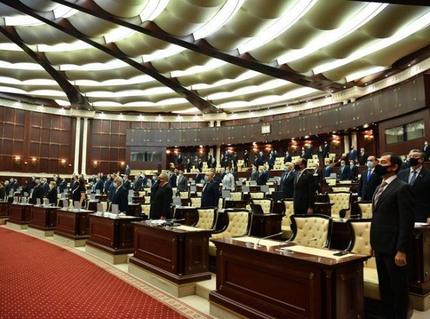 Parlamentdə şəhidlərin ruhu yad edildi