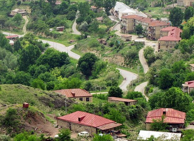 Daha 83 sakinin Laçına köçür