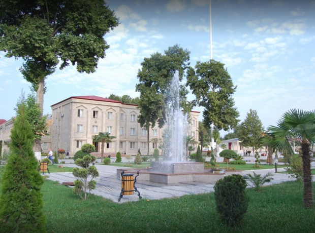 Bərdə rayon İcra Hakimiyyətindən bayrağımıza HÖRMƏTSİZLİK – FOTO/VİDEO
