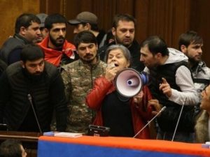 Ermənistan müxalifəti ölkənin Qarabağla bağlı sülh müqaviləsindən çıxmasını tələb edir