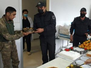 Lənkəranın polis işçiləri yaralı əsgərlərə baş çəkdilər