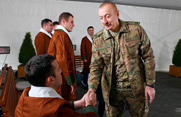 “Gəlmişəm ki, sizə təşəkkürümü bildirim” – Prezidentdən yaralı hərbçilərə