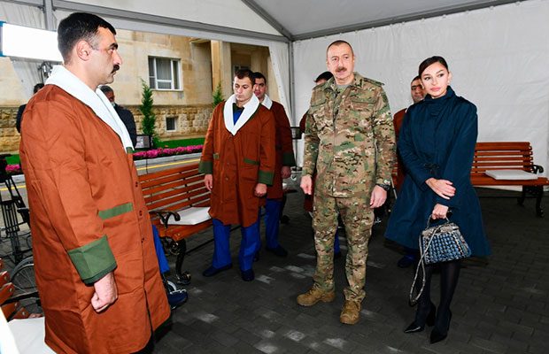 İlham Əliyevlə xanımının yaralı hərbçilərlə görüşündən – Fotolar