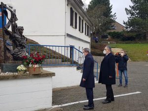 Ceyhun Bayramov Xurşidbanu Natəvanın abidəsini ziyarət etdi