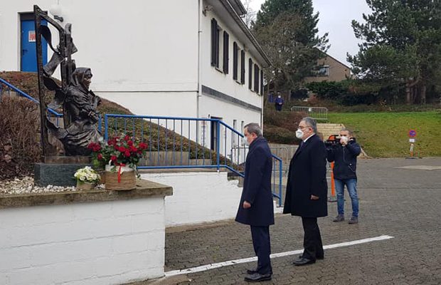Ceyhun Bayramov Xurşidbanu Natəvanın abidəsini ziyarət etdi