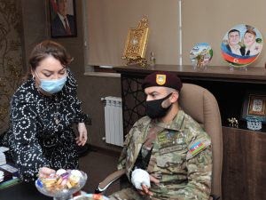 Regional Hüquqi və İqtisadi Maarifləndirmə İctimai Birliyinin rəhbəri Arzu Bağırova ad gününü qazilərlə keçirdi-FOTO