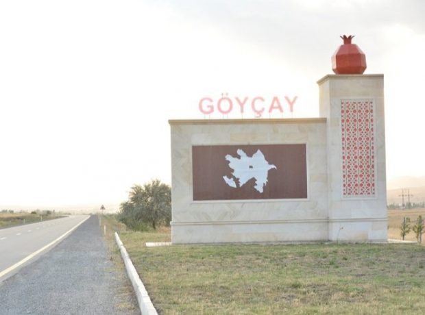 Göyçayda şəhidlərin ünvanlarının qarşısında lövhələri vurulur.