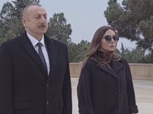 Prezident və xanımı Şəhidlər xiyabanını ziyarət etdi – VİDEO