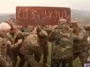 İlham Əliyev erməni dilində olan lövhəni belə sökdürdü – Video