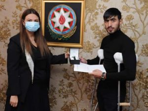 Milli Məclisin Mədəniyyət Komitəsinin sədri Qənirə Paşayeva hərbi  qulluqçu Əhməd Əliyevə baş çəkib-FOTO