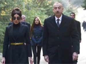 Prezident İlham Əliyev və Mehriban Əliyeva ümummilli lider Heydər Əliyevin məzarını ziyarət ediblər.