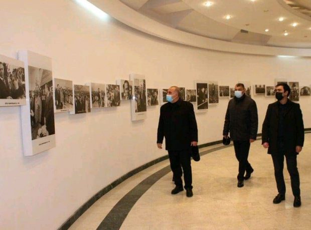 Göyçay rayon İcra Hakimiyyətinin başçısı Mehdi Səlimzadə Ümummilli Lider Heydər Əliyevin anım günündə abidəsini ziyarət edib.