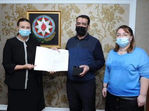 Qənirə Paşayeva və Arzu Bağırova qəhrəman şəhidimiz Rahid Sadıxovun atası ilə görüşüblər. FOTO