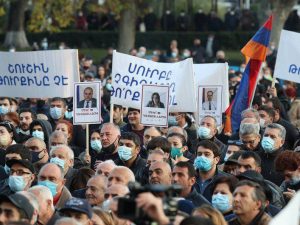 Paşinyanın istefası tələbi ilə mitinqlər keçirilib, saxlanılanlar var- VİDEO