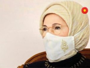 Əminə Ərdoğanın Azərbaycan səfərində diqqət çəkən məqam – Maskasına yazılan sözün mənası nədir? – FOTO