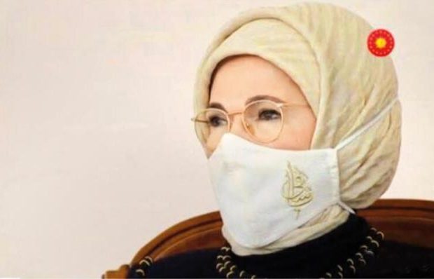 Əminə Ərdoğanın Azərbaycan səfərində diqqət çəkən məqam – Maskasına yazılan sözün mənası nədir? – FOTO