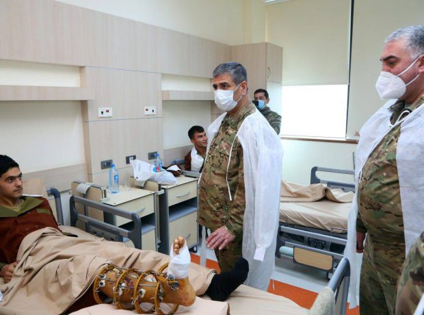 Müdafiə naziri hospitalda qazilərlə görüşüb Video/Fotolar