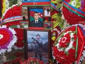 Şəhid Xudayarın möhtəşəm ifası məzarı önündə səsləndi – VİDEO