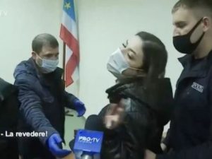Gənc fenomendən qandonduran cinayət: Anasını dəfələrlə bıçaqlayıb daxili orqanlarını çıxardı – FOTO