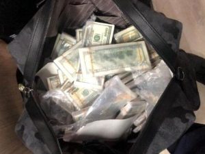 SON DƏQİQƏ:Nazir 5 çamadan dollarla təslim oldu – FOTO